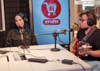 La cantante y el bajista de Becky Blue, en su visita a La Razón Radio. Foto: La Razón