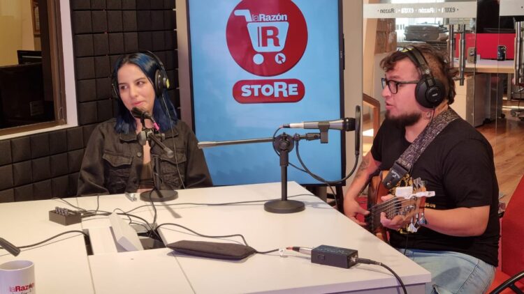 La cantante y el bajista de Becky Blue, en su visita a La Razón Radio. Foto: La Razón