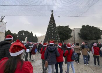Turistas y peregrinos visitan la Basílica de la Natividad en la Belén, Cisjordania, el 24 de diciembre de 2022. Foto: AFP.