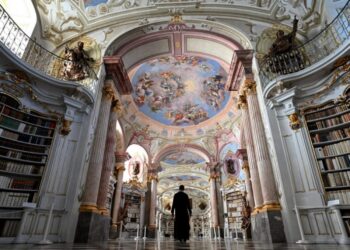 El padre Maximilian Schiefermueller en la biblioteca de la abadía benedictina de Admont, Austria, el 6 de diciembre de 2022. Foto: AFP.