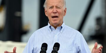 Biden promete apoyar a un Puerto Rico golpeado constantemente por huracanes