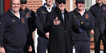 Biden reitera su propuesta de prohibir la venta de armas de asalto.