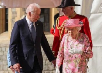 Biden asegura que Isabel II le recordaba a su madre durante su visita a la capilla ardiente
