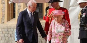 Biden asegura que Isabel II le recordaba a su madre durante su visita a la capilla ardiente