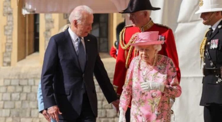 Biden asegura que Isabel II le recordaba a su madre durante su visita a la capilla ardiente