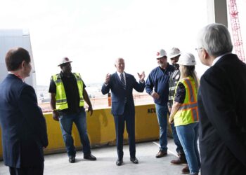 Biden celebra regreso de la industria manufacturera de EEUU.