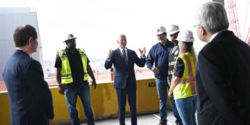 Biden celebra regreso de la industria manufacturera de EEUU.