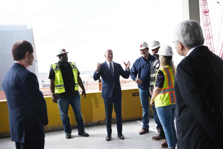 Biden celebra regreso de la industria manufacturera de EEUU.
