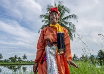 Menos de unos cuarenta miembros de la comunidad bissu aún viven en el sur de la isla de Célebes, en Indonesia, según los antropólogos, el 16 de noviembre de 2022. Foto: AFP.