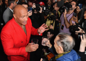 El actor Dwayne Johnson llega al estreno de 'Black Adam' en Nueva York, el 12 de octubre de 2022. Foto: AFP.