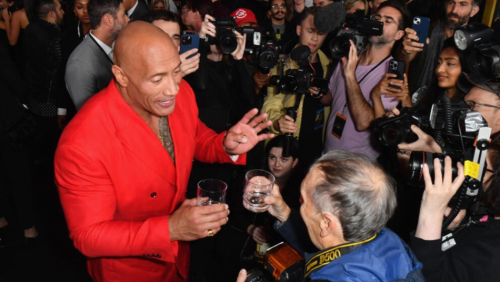 El actor Dwayne Johnson llega al estreno de 'Black Adam' en Nueva York, el 12 de octubre de 2022. Foto: AFP.