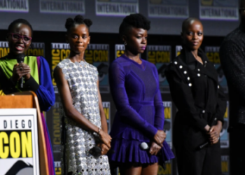 (De izquierda a derecha) Los actores Lupita Nyong'o, Letitia Wright, Danai Gurira, Florence Kasumba y Winston Duke presentan la película 'Black Panther: Wakanda Forever', de Disney, en la convención Cómic-Con de San Diego. Foto: AFP.