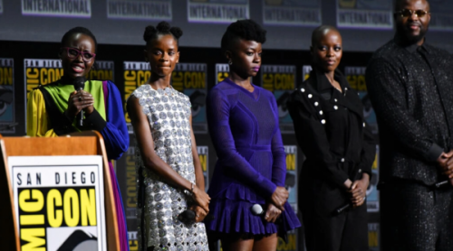 (De izquierda a derecha) Los actores Lupita Nyong'o, Letitia Wright, Danai Gurira, Florence Kasumba y Winston Duke presentan la película 'Black Panther: Wakanda Forever', de Disney, en la convención Cómic-Con de San Diego. Foto: AFP.