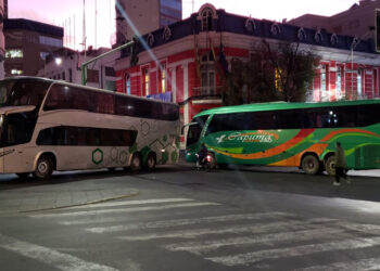 Transporte Internacional bloquea con sus buses el centro de La Paz