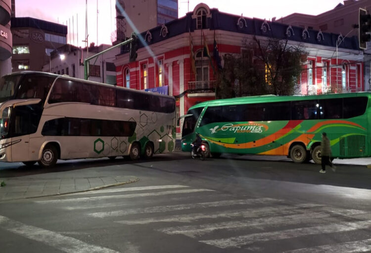 Transporte Internacional bloquea con sus buses el centro de La Paz