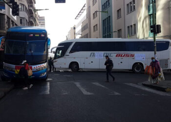 Montaño dice que transporte internacional bloquea para seguir trabajando con buses ‘chatarra’