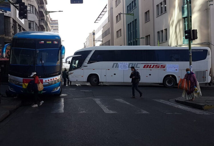 Montaño dice que transporte internacional bloquea para seguir trabajando con buses ‘chatarra’