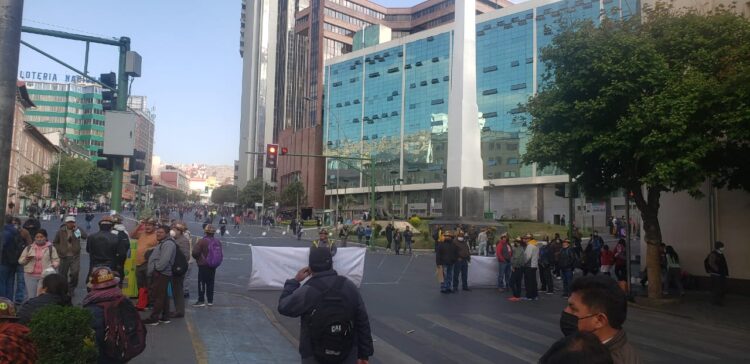 Bloqueo en el Obelisco, en La Paz.