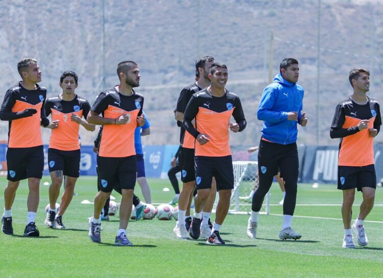 Los jugadores de Bolívar guardan silencio