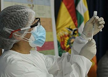 Confirman aumento de casos de COVID-19 en Santa Cruz pero destacan efectividad de la vacunación