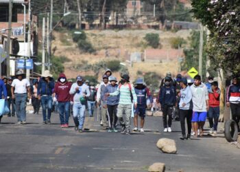 Vecinos bloquean el ingreso al botadero. Foto: Archivo bolnewspress.com
