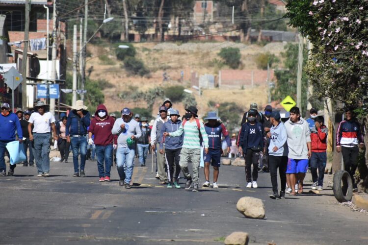 Vecinos bloquean el ingreso al botadero. Foto: Archivo bolnewspress.com