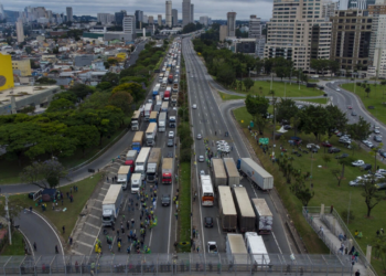 Bolsonaristas protestan en Brasil aunque disminuyen bloqueos de rutas