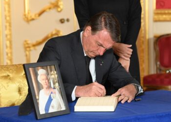 Bolsonaro improvisa un polémico mitin electoral en un Londres de luto por Isabel II