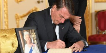 Bolsonaro improvisa un polémico mitin electoral en un Londres de luto por Isabel II