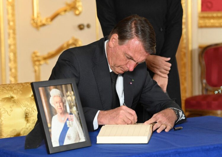 Bolsonaro improvisa un polémico mitin electoral en un Londres de luto por Isabel II