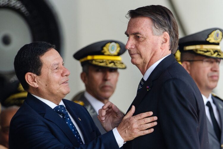Mourao cuenta que Bolsonaro estaba 'medio triste' tras su derrota.