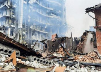 El ucraniano Viktor Lazarenko tiene que lidiar a diario en subir a su domicilio situado en el piso 27 de un edificio en Kiev. Foto: Getty.