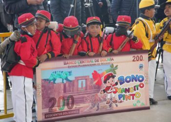 Niños del nivel primario exhiben su bono Juancito Pinto. Foto: LuchoXBolivia