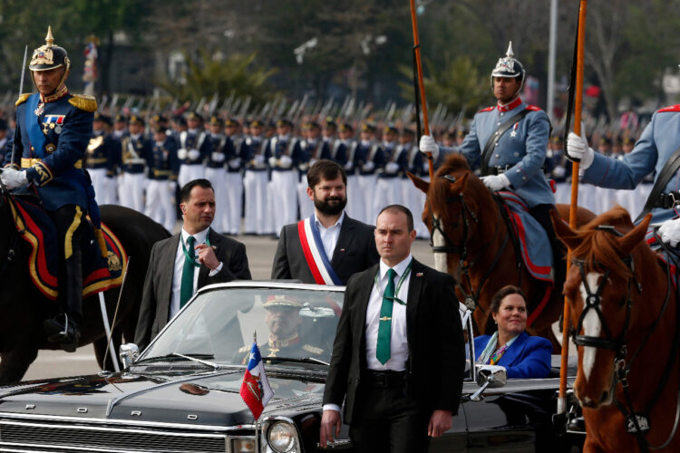 Boric protagoniza su primera Parada Militar de las Fuerzas Armadas de Chile con algunos pitos y abucheos