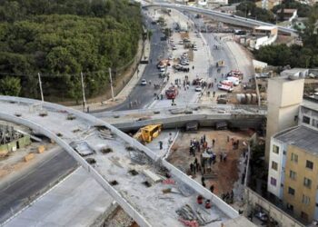Tres muertos y 14 heridos al caer puente en Brasil