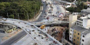 Tres muertos y 14 heridos al caer puente en Brasil