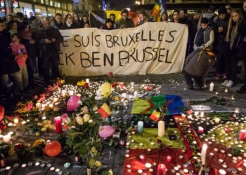 Archivo: dolientes se reúnen frente a un lecho de flores y velas el 22 de marzo de 2016, en Bruselas. Foto: AFP.