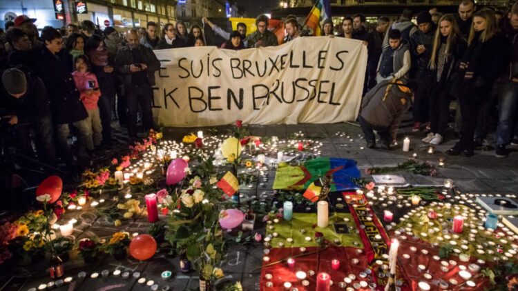 Archivo: dolientes se reúnen frente a un lecho de flores y velas el 22 de marzo de 2016, en Bruselas. Foto: AFP.