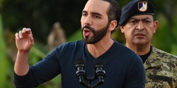 Bukele, anunció que policías y soldados cercarán ciudades para apresar pandilleros en el marco de una guerra contra bandas criminales.