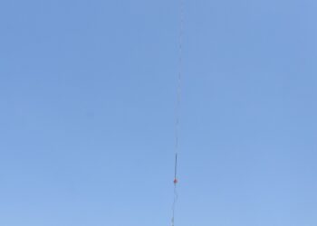 Un helicóptero llega con agua para sofocar los incendios. Foto: Defensa Civil