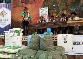 Gobierno entrega urea a productores de Cochabamba. Foto: Ministerio de Desarrollo Productivo y Tierras