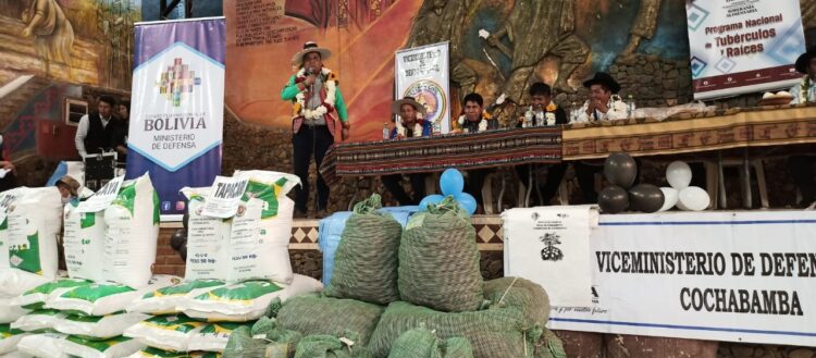 Gobierno entrega urea a productores de Cochabamba. Foto: Ministerio de Desarrollo Productivo y Tierras