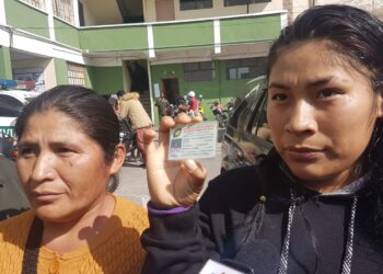 Supuesta infiltrada en Adepcoca nuestra su carnet de afiliada. Foto: Pedro Luna