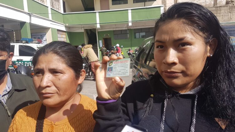 Supuesta infiltrada en Adepcoca nuestra su carnet de afiliada. Foto: Pedro Luna