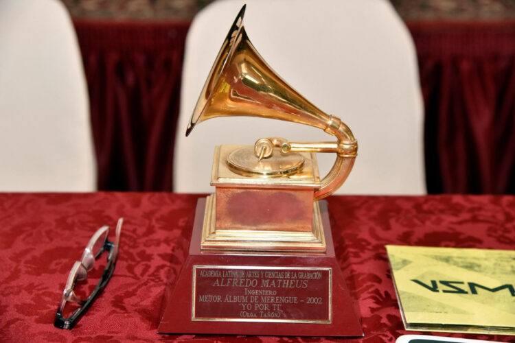 El Grammy es la estatuilla de un gramófono bañada en oro. Foto: AFP