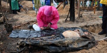 Ucrania exhuma más de 400 cadáveres en Izium, donde se han localizado al menos otras tres fosas comunes