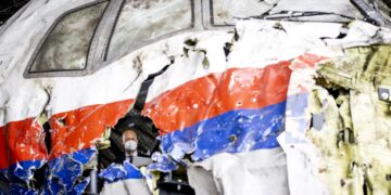 Un tribunal neerlandés condenó a tres hombres a cadena perpetua por el derribo en 2014 de un avión.