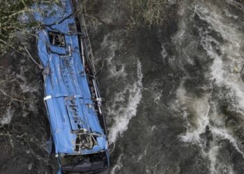 Los restos de un autobús yace en el río Lerez después de que se hundiera al cruzar un puente, matando a cuatro personas, en Cerdedo-Cotobade, noroeste de España, el 25 de diciembre de 2022. Foto: AFP.