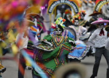 La gente participa en el "Desfile del Día de los Muertos" en la Ciudad de México el 29 de octubre de 2022. Foto: AFP.