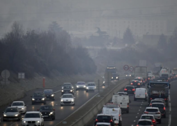 Los automóviles circulan por una autopista de la ciudad francesa de Lyon el 24 de enero de 2017, día con restricciones al tráfico por la contaminación atmosférica. Foto: AFP.